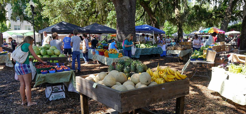 Mercado de Agricultores, personas buscando productos en puestos de venta al aire libre