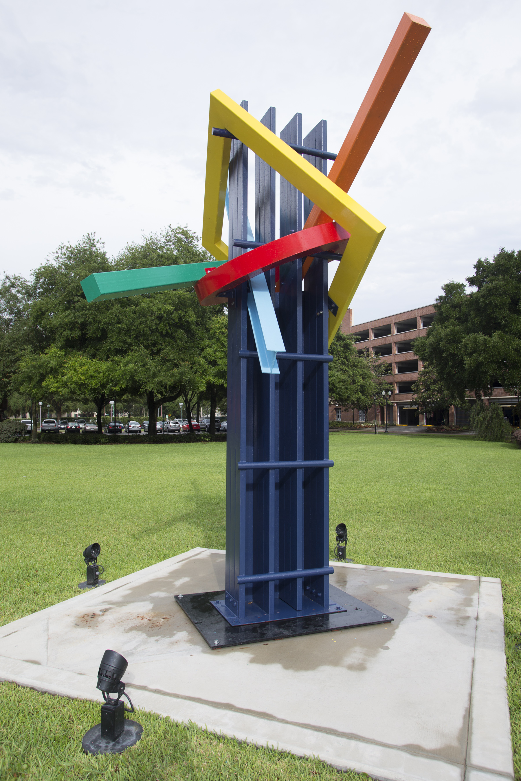 Escultura en el césped del edificio administrativo del Condado de Orange