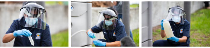 Secuencia fotográfica de tres paneles con un hombre tomando muestras de aguas residuales. Lleva puesta una camiseta con cuello polo de Servicios Públicos del Condado de Orange, una mascarilla desechable y una máscara de protección facial de plástico.
