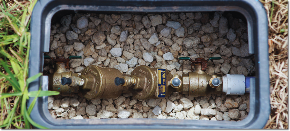 Foto de un sistema de válvulas de agua subterráneo
