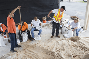 Personas llenando bolsas de arena